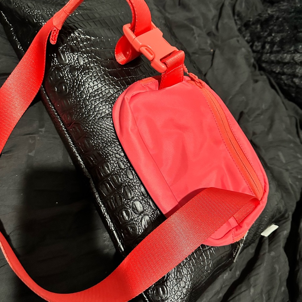 Lululemon Belt Bag Raspberry - Picture 4 of 7